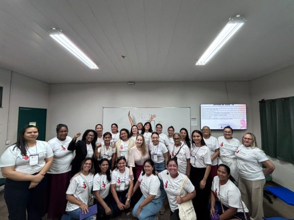 Defensoria ministra aula sobre violência de gênero para alunas do curso Defensoras Populares
