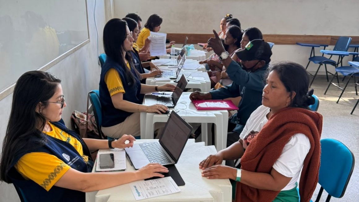 A Defensoria Pública do Estado do Amazonas (DPE-AM) realiza atendimentos até quinta-feira (23/07), na programação do “Registre-se!”, em Tabatinga, na região do Alto Solimões. As atividades acontecem a partir das 8h, por ordem de chegada, no Ceti João Carlos Pereira dos Santos, localizado na Rua Rui Barbosa, nº 193-75. Promovida pela Corregedoria-Geral de Justiça do Amazonas (CGJ-AM), a iniciativa tem como objetivo ampliar o acesso à documentação básica e combater o sub-registro civil por meio da emissão e regularização de registros públicos.