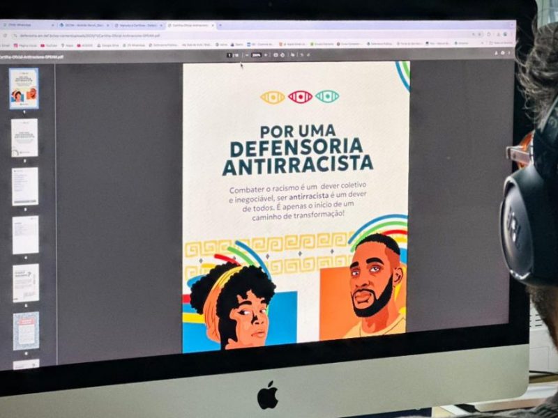 A Defensoria Pública do Amazonas também atua com ações permanentes de promoção da equidade racial, como campanhas de conscientização, capacitações internas sobre diversidade e fortalecimento de núcleos especializados que acolhem e orientam vítimas de discriminação.  Entre as ações realizadas pela Instituição, se destaca a criação da cartilha “Por uma Defensoria Antirracista”, lançada no Mês da Consciência Negra, em novembro de 2025. A publicação apresenta uma abordagem humanizada e informativa sobre o que é racismo, diferentes tipos de discriminação racial, compromisso institucional, entre outras informações, que podem ser consultadas no link https://defensoria.am.def.br/manuais-e-cartilhas/.