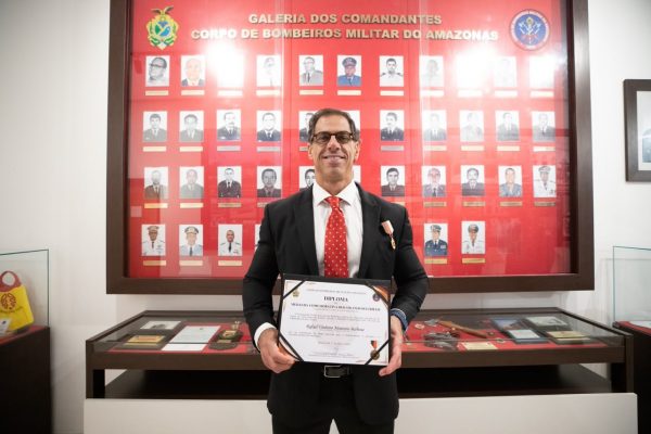 Defensor público geral recebe Medalha Comemorativa dos 150 anos do Corpo de Bombeiros