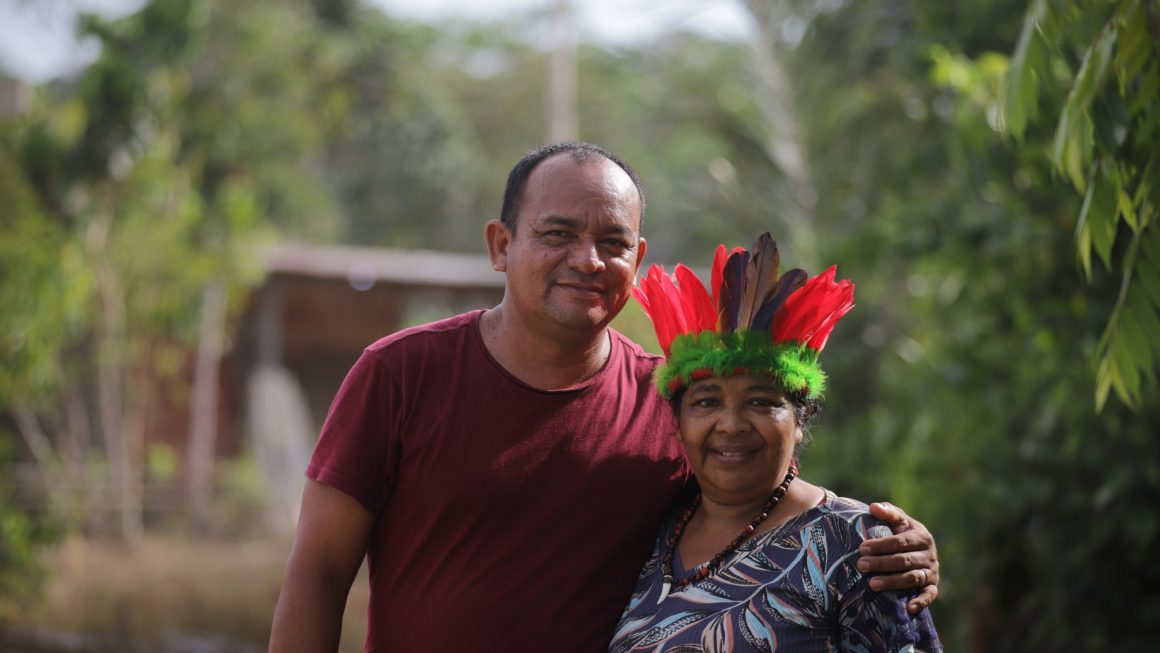 Em 2005, a casa onde Cirene de Araújo e Cleomar de Araújo moravam foi uma das atingidas durante um grande alagamento no bairro Alfredo Nascimento, Zona Norte de Manaus. Desde então, o casal passou a utilizar apenas a certidão de casamento como documento de identificação, o que trouxe um problema pessoal para ambos: a falta de individualidade. Esse cenário começou a mudar durante a ação “Defensoria Tá na Área”, realizada, neste sábado (29/8), na comunidade União dos Povos Indígenas, no km 12 da BR-174.