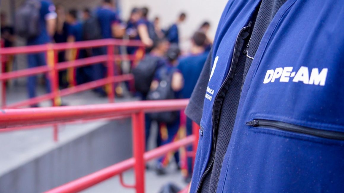 A Defensoria Pública do Estado do Amazonas (DPE-AM) vai passar a acompanhar para onde vão e como são aplicados os recursos públicos destinados à educação no estado. A Instituição definiu a composição do Grupo de Trabalho Intersetorial de Defesa da Educação e Cidadania (Gidec) e regulamentou seu núcleo técnico-científico, que vai fiscalizar desde o pagamento do piso salarial dos professores até a qualidade da merenda escolar e a execução de obras em creches e escolas.