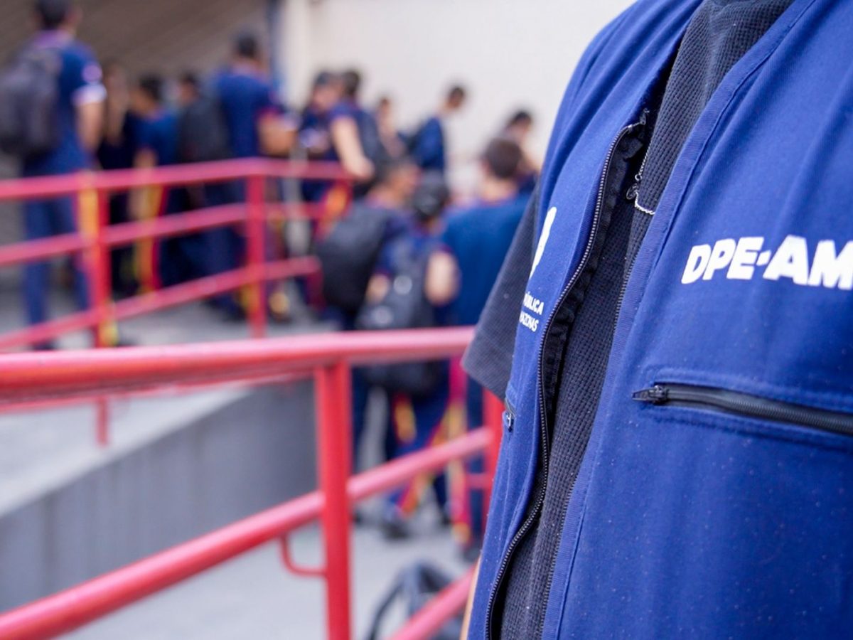 A Defensoria Pública do Estado do Amazonas (DPE-AM) vai passar a acompanhar para onde vão e como são aplicados os recursos públicos destinados à educação no estado. A Instituição definiu a composição do Grupo de Trabalho Intersetorial de Defesa da Educação e Cidadania (Gidec) e regulamentou seu núcleo técnico-científico, que vai fiscalizar desde o pagamento do piso salarial dos professores até a qualidade da merenda escolar e a execução de obras em creches e escolas.