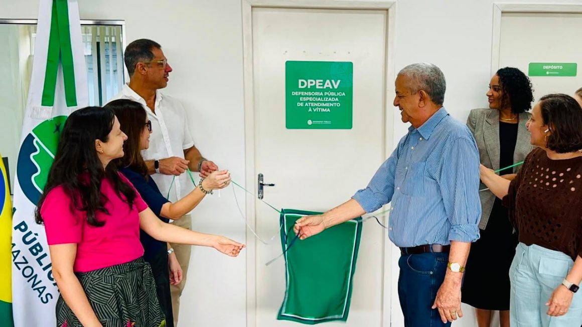 Orientação e assistência jurídica para vítimas de crimes e atos infracionais são o objetivo da Defensoria Pública Especializada em Atendimento à Vítima (DPEAV), inaugurada nesta sexta-feira (21/8). Com um modelo de atendimento que está entre os pioneiros do país, a nova especializada funcionará na unidade da Instituição localizada na rua Belo Horizonte, nº 777, bairro Aleixo, das 8h às 14h, de segunda a sexta-feira.