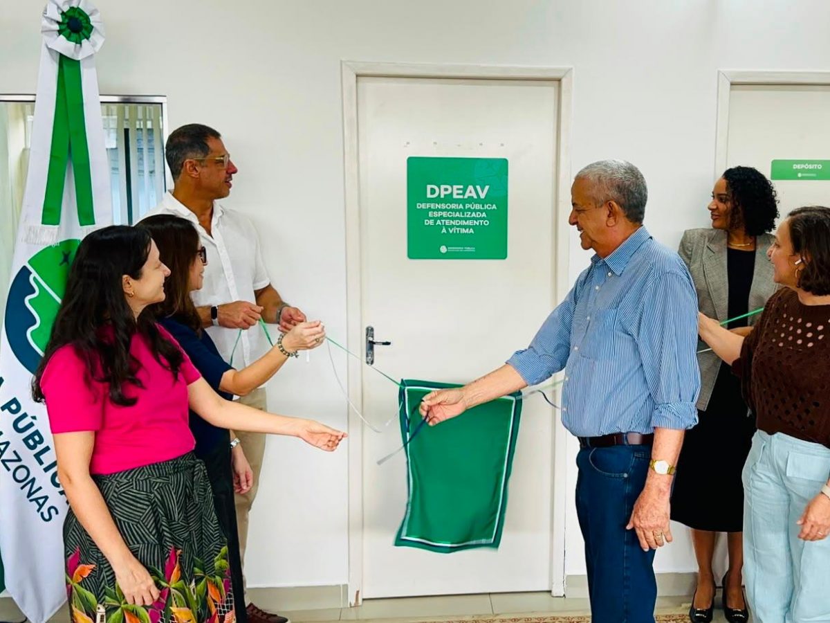 Orientação e assistência jurídica para vítimas de crimes e atos infracionais são o objetivo da Defensoria Pública Especializada em Atendimento à Vítima (DPEAV), inaugurada nesta sexta-feira (21/8). Com um modelo de atendimento que está entre os pioneiros do país, a nova especializada funcionará na unidade da Instituição localizada na rua Belo Horizonte, nº 777, bairro Aleixo, das 8h às 14h, de segunda a sexta-feira.