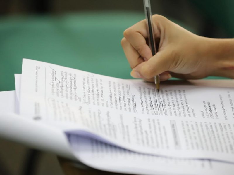 A Defensoria Pública do Amazonas (DPAM), por meio da Escola Superior (Esudpam), está com inscrições abertas até sexta-feira (28/8) para o processo seletivo de residência jurídica no município de Manicoré, a 332 quilômetros de Manaus. O edital prevê a abertura da seleção para formação de cadastro reserva. Podem participar alunos do curso de Direito, que estejam no último ano do curso (9º ou 10º período), desde que, no ato da admissão, já sejam bacharéis. O residente contará com uma bolsa-auxílio no valor de R$ 2.550,00, com carga horária semanal de 30 horas, divididas entre atividades teóricas e práticas, e permanência no programa por até três anos.