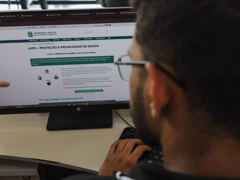 A Defensoria Pública do Estado do Amazonas (DPE-AM) participa, no dia 27 de agosto, do 2º Encontro da Rede Amazonense de Proteção de Dados. Com o tema “Inteligência Artificial e Sociedade: Controle, Comportamento e Confiança”, o evento reunirá autoridades e especialistas para debater os impactos das novas tecnologias na proteção de dados e nos direitos fundamentais dos cidadãos. O encontro será realizado das 15h às 19h15, no auditório do Centro Administrativo Des. José de Jesus Ferreira Lopes, localizado no anexo da sede do Tribunal de Justiça do Amazonas (TJAM), na Avenida André Araújo, bairro Aleixo. As inscrições estão abertas e podem ser realizadas por meio do link http://bit.ly/IIEncontroprotecaodedados.