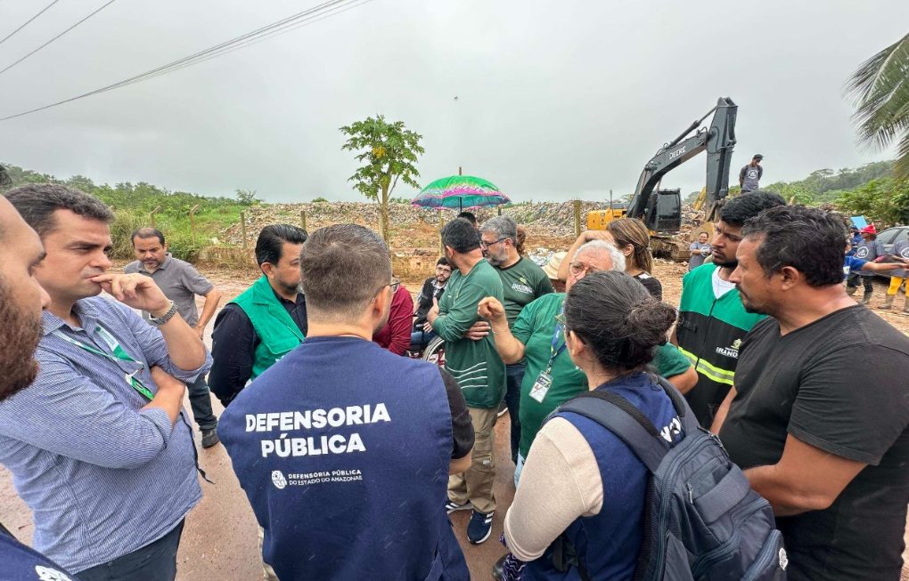A Defensoria Pública do Estado do Amazonas (DPE-AM) entrou com uma ação civil pública para solicitar a interdição e encerramento das atividades do lixão do município de Iranduba (a 27 quilômetros de Manaus). Além da interdição, o pedido feito pela instituição estabelece a implementação adequada do descarte dos resíduos sólidos, bem como recuperação da área degradada e reparação por danos morais coletivos.   