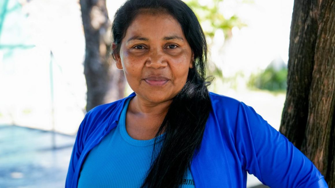Em 2001, Eliana Pereira, de 49 anos, construiu um lar para chamar de seu no bairro Gilberto Mestrinho. Assim como muitos brasileiros, tinha o sonho de sair do aluguel, mas construiu a casa em uma área irregular e o documento de regularização fundiária foi ficando para depois. Com a ação do “Meu Pedaço de Chão”, da Defensoria Pública do Estado do Amazonas (DPE-AM), os 25 anos de espera pela entrada na documentação terminou nesta quarta-feira (05/08).   No bairro Grande Vitória, a ação acontece pela segunda vez e segue até sexta-feira (07/08), das 8h às 16h, na Fundação Fé e Alegria, localizada na rua Tocantinópolis, nº 237. A iniciativa é coordenada pelo Núcleo de Moradia e Atendimento Fundiário (Numaf) e já alcançou mais de 4 mil atendimentos, desde a criação do núcleo, em dezembro de 2025.