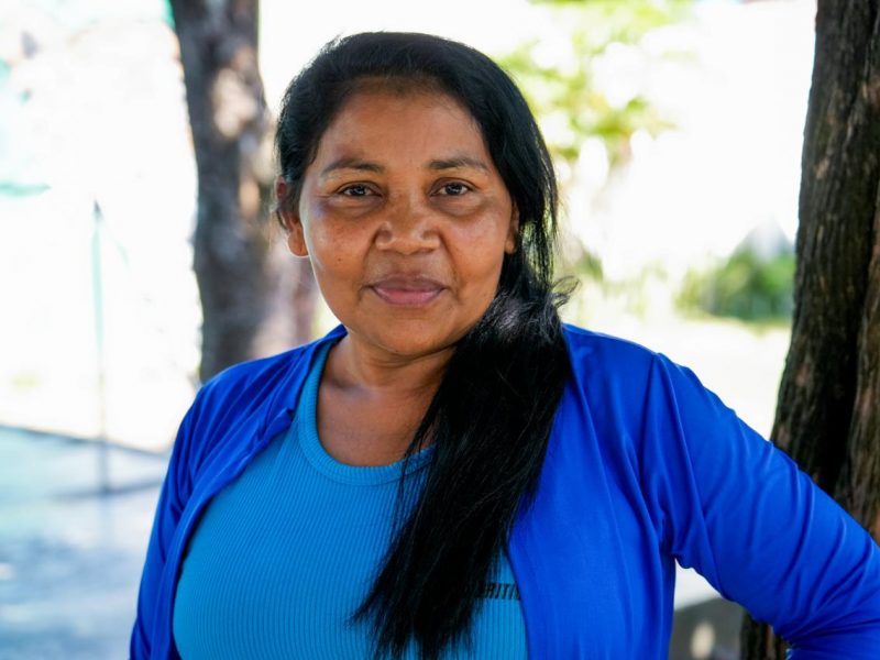 Em 2001, Eliana Pereira, de 49 anos, construiu um lar para chamar de seu no bairro Gilberto Mestrinho. Assim como muitos brasileiros, tinha o sonho de sair do aluguel, mas construiu a casa em uma área irregular e o documento de regularização fundiária foi ficando para depois. Com a ação do “Meu Pedaço de Chão”, da Defensoria Pública do Estado do Amazonas (DPE-AM), os 25 anos de espera pela entrada na documentação terminou nesta quarta-feira (05/08).   No bairro Grande Vitória, a ação acontece pela segunda vez e segue até sexta-feira (07/08), das 8h às 16h, na Fundação Fé e Alegria, localizada na rua Tocantinópolis, nº 237. A iniciativa é coordenada pelo Núcleo de Moradia e Atendimento Fundiário (Numaf) e já alcançou mais de 4 mil atendimentos, desde a criação do núcleo, em dezembro de 2025.