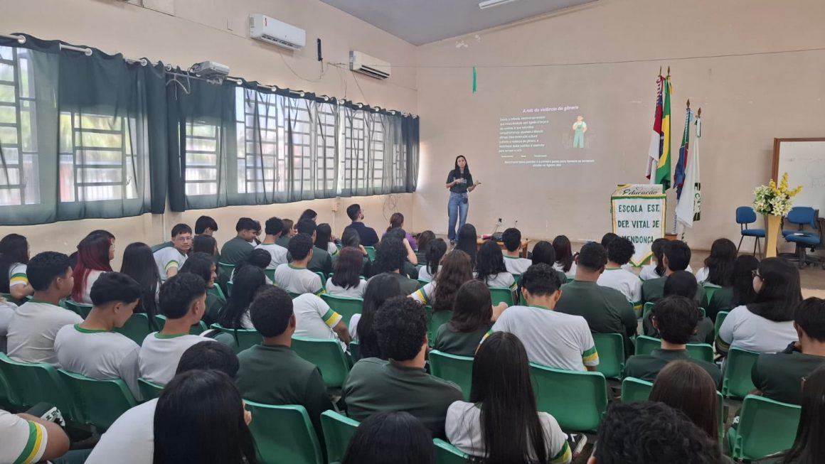Mais de 300 estudantes da rede estadual de ensino de Itacoatiara participaram das ações do projeto “Defensoria nas Escolas: Construindo Cidadania”, promovido pela Defensoria Pública do Estado do Amazonas (DPE-AM), por meio da Escola Superior (Esudpam). Encerradas nesta terça-feira (11/8), as atividades tiveram como destaque orientações do Agosto Lilás sobre prevenção e enfrentamento à violência contra a mulher, além de abordarem cidadania, direitos humanos e inclusão social.