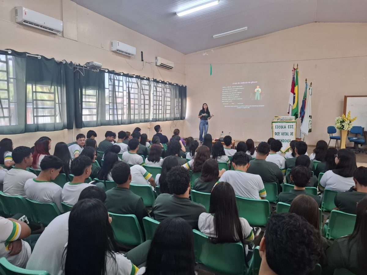 Mais de 300 estudantes da rede estadual de ensino de Itacoatiara participaram das ações do projeto “Defensoria nas Escolas: Construindo Cidadania”, promovido pela Defensoria Pública do Estado do Amazonas (DPE-AM), por meio da Escola Superior (Esudpam). Encerradas nesta terça-feira (11/8), as atividades tiveram como destaque orientações do Agosto Lilás sobre prevenção e enfrentamento à violência contra a mulher, além de abordarem cidadania, direitos humanos e inclusão social.
