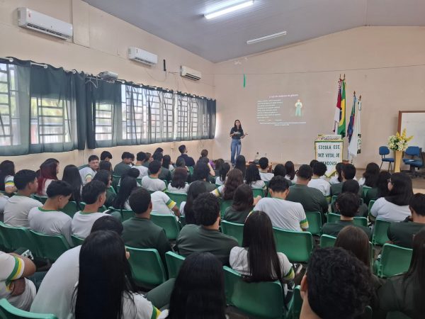 Em Itacoatiara, Defensoria orienta mais de 300 estudantes sobre prevenção à violência de gênero