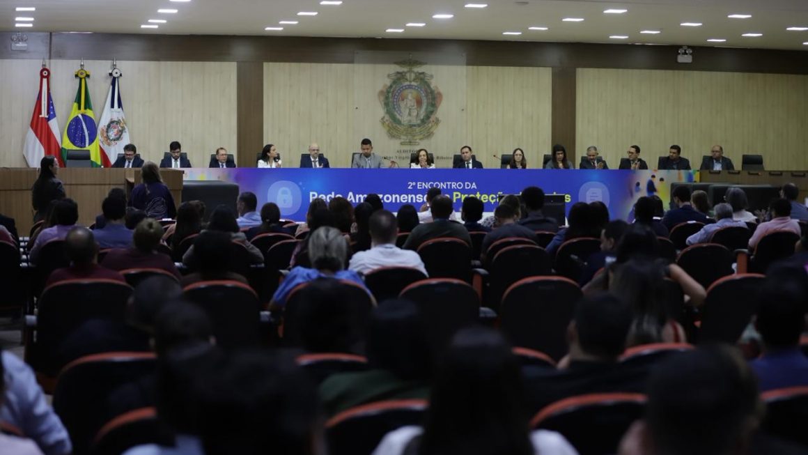 O 2º Encontro da Rede Amazonense de Proteção de Dados (RAPD), realizado nesta quinta-feira (27/8), reuniu especialistas para discutir os impactos do avanço da Inteligência Artificial sobre a sociedade e a proteção de dados pessoais. O evento abordou questões como privacidade, deepfakes, identidade digital, discriminação algorítmica e os limites das decisões automatizadas. Com o tema “Inteligência Artificial e Sociedade: Controle, Comportamento e Confiança”, o encontro promovido pela RAPD foi realizado no auditório do Centro Administrativo Desembargador José de Jesus Ferreira Lopes, anexo à sede do Tribunal de Justiça do Amazonas (TJAM), na Avenida André Araújo, bairro Aleixo.