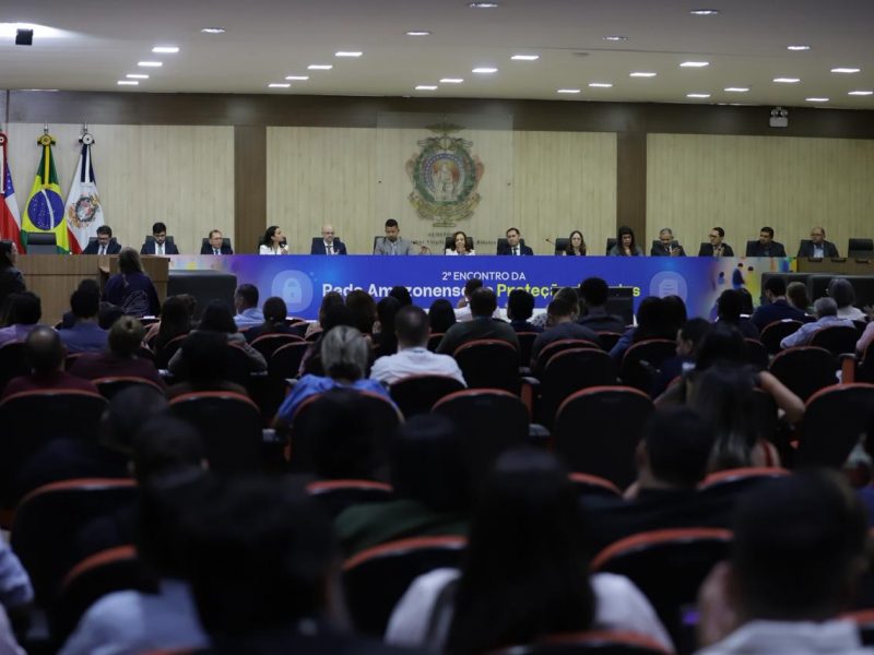 O 2º Encontro da Rede Amazonense de Proteção de Dados (RAPD), realizado nesta quinta-feira (27/8), reuniu especialistas para discutir os impactos do avanço da Inteligência Artificial sobre a sociedade e a proteção de dados pessoais. O evento abordou questões como privacidade, deepfakes, identidade digital, discriminação algorítmica e os limites das decisões automatizadas. Com o tema “Inteligência Artificial e Sociedade: Controle, Comportamento e Confiança”, o encontro promovido pela RAPD foi realizado no auditório do Centro Administrativo Desembargador José de Jesus Ferreira Lopes, anexo à sede do Tribunal de Justiça do Amazonas (TJAM), na Avenida André Araújo, bairro Aleixo.