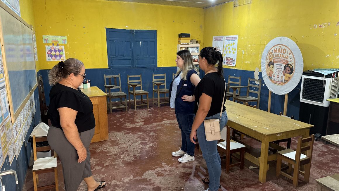 A Escola Municipal Divino Espírito Santo foi construída em 1986 e apresenta problemas como mofo, infiltrações, buracos no piso e aparelhos de ar-condicionado sem funcionamento