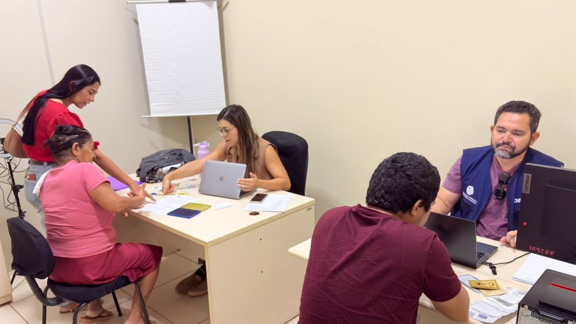 Moradores dos municípios de Carauari e Itamarati receberam, entre os dias 12 e 18 de agosto, atendimentos jurídicos da Defensoria Pública do Estado do Amazonas (DPE-AM), com a resolução de demandas nas áreas de Família, Registros Públicos, Sucessões e outras áreas de atuação da Instituição. As medidas visam facilitar o acesso da população ao sistema de Justiça e integram o processo de interiorização da Defensoria, que está presente fisicamente em 35 municípios do estado, mas atende às demandas jurídicas de outras cidades por meio de ações itinerantes.