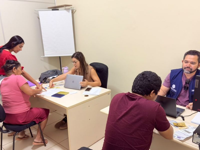 Moradores dos municípios de Carauari e Itamarati receberam, entre os dias 12 e 18 de agosto, atendimentos jurídicos da Defensoria Pública do Estado do Amazonas (DPE-AM), com a resolução de demandas nas áreas de Família, Registros Públicos, Sucessões e outras áreas de atuação da Instituição. As medidas visam facilitar o acesso da população ao sistema de Justiça e integram o processo de interiorização da Defensoria, que está presente fisicamente em 35 municípios do estado, mas atende às demandas jurídicas de outras cidades por meio de ações itinerantes.