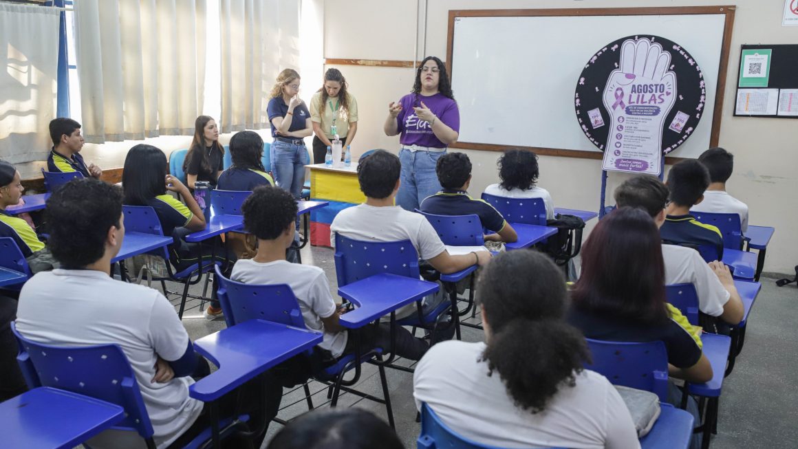 Uma frase publicada na internet pode parecer apenas mais um comentário em meio a milhares de outros. Para a estudante Ana Clara Souza, de 15 anos, discutir essas mensagens dentro da sala de aula é uma oportunidade de olhar para comportamentos que podem estar tão presentes no dia a dia que acabam passando despercebidos. Ela foi uma das 40 adolescentes que participaram, nesta quarta-feira (26/8), de mais uma edição do projeto “Papo por Elas”, da Defensoria Pública do Estado do Amazonas (DPAM), na Escola Estadual Roderick Castelo Branco, no bairro São José.