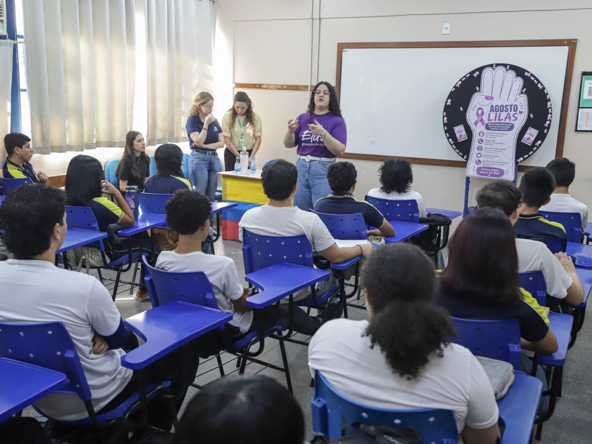Uma frase publicada na internet pode parecer apenas mais um comentário em meio a milhares de outros. Para a estudante Ana Clara Souza, de 15 anos, discutir essas mensagens dentro da sala de aula é uma oportunidade de olhar para comportamentos que podem estar tão presentes no dia a dia que acabam passando despercebidos. Ela foi uma das 40 adolescentes que participaram, nesta quarta-feira (26/8), de mais uma edição do projeto “Papo por Elas”, da Defensoria Pública do Estado do Amazonas (DPAM), na Escola Estadual Roderick Castelo Branco, no bairro São José.