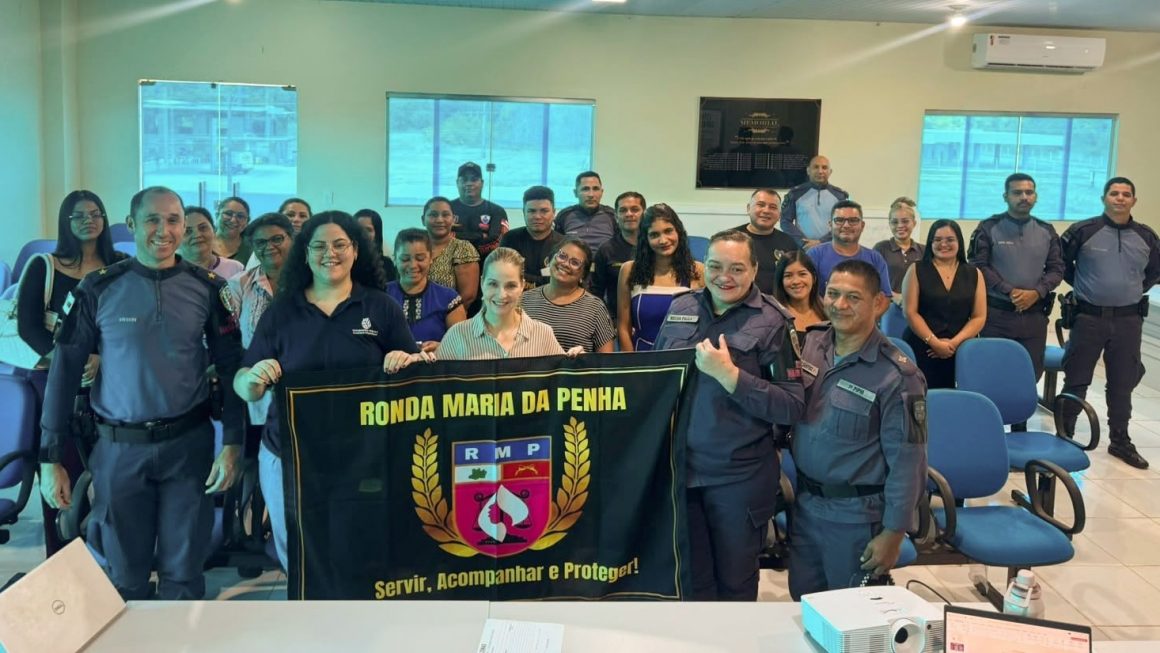 Policiais militares, guardas e servidores que atuam na Ronda Maria da Penha do município de Careiro Castanho, distante 88 quilômetros de Manaus, receberam um curso de capacitação promovido pela Defensoria Pública do Estado do Amazonas (DPE-AM), por meio do Núcleo Especializado de Promoção e Defesa dos Direitos da Mulher (Nudem), nesta quarta-feira (05/08), na unidade policial do município.