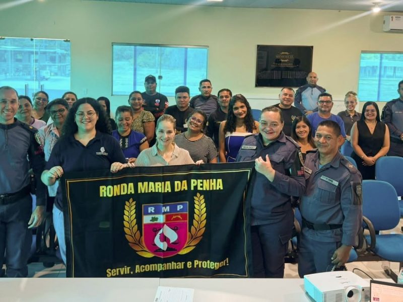 Policiais militares, guardas e servidores que atuam na Ronda Maria da Penha do município de Careiro Castanho, distante 88 quilômetros de Manaus, receberam um curso de capacitação promovido pela Defensoria Pública do Estado do Amazonas (DPE-AM), por meio do Núcleo Especializado de Promoção e Defesa dos Direitos da Mulher (Nudem), nesta quarta-feira (05/08), na unidade policial do município.
