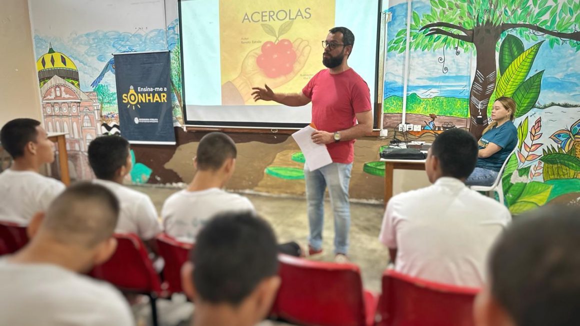 A Defensoria Pública do Estado do Amazonas (DPE-AM) realizou, nesta sexta-feira (07/08), mais uma edição do projeto “Ensina-me a Sonhar” no Centro Socioeducativo Assistente Social Dagmar Feitosa, situado no bairro Alvorada. Às vésperas do Dia dos Pais, o psicanalista e escritor Renato Estrela utilizou o livro infantil “Acerolas” para conduzir uma reflexão sobre vínculos familiares, afeto e paternidade.