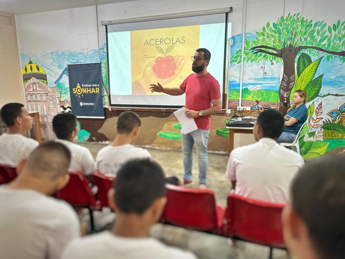 A Defensoria Pública do Estado do Amazonas (DPE-AM) realizou, nesta sexta-feira (07/08), mais uma edição do projeto “Ensina-me a Sonhar” no Centro Socioeducativo Assistente Social Dagmar Feitosa, situado no bairro Alvorada. Às vésperas do Dia dos Pais, o psicanalista e escritor Renato Estrela utilizou o livro infantil “Acerolas” para conduzir uma reflexão sobre vínculos familiares, afeto e paternidade.