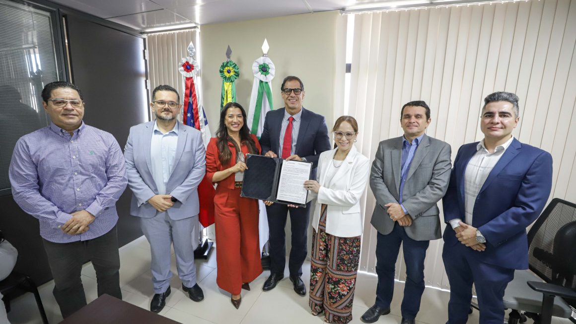A Defensoria Pública do Estado do Amazonas (DPE-AM) e o Procon Manaus assinaram, nesta terça-feira (11/8), uma recomendação conjunta para fiscalizar a exigência de dados pessoais dos consumidores, como o CPF, como condição para a concessão de descontos em medicamentos e produtos farmacêuticos. Os estabelecimentos terão prazo de 30 dias para se adequar às medidas previstas no documento.