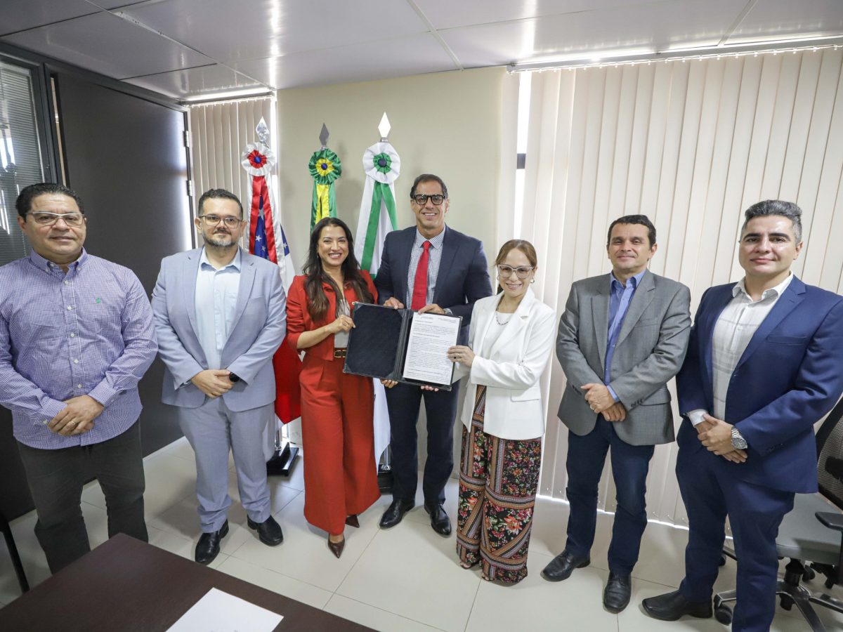 A Defensoria Pública do Estado do Amazonas (DPE-AM) e o Procon Manaus assinaram, nesta terça-feira (11/8), uma recomendação conjunta para fiscalizar a exigência de dados pessoais dos consumidores, como o CPF, como condição para a concessão de descontos em medicamentos e produtos farmacêuticos. Os estabelecimentos terão prazo de 30 dias para se adequar às medidas previstas no documento.