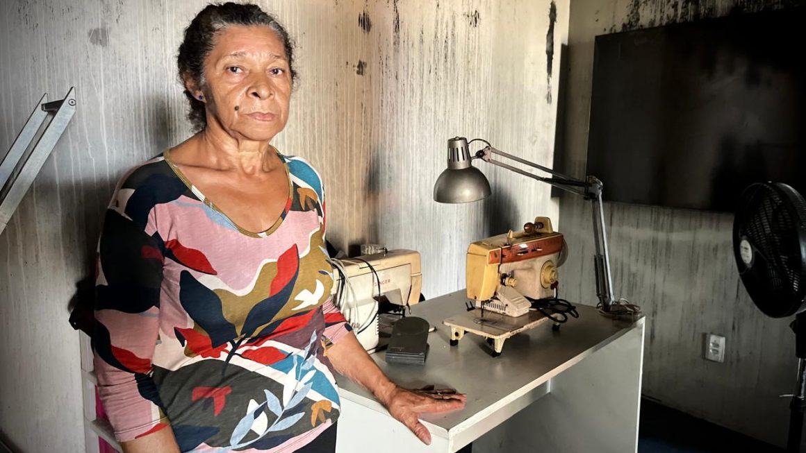 Aos 67 anos, a costureira Evanir dos Santos está dormindo de favor no chão da casa de uma vizinha, depois de ter perdido a própria moradia no incêndio que atingiu o bloco 5 do Conjunto Habitacional Viver Melhor 3, no bairro Monte das Oliveiras, zona norte de Manaus, no último domingo (9/8).