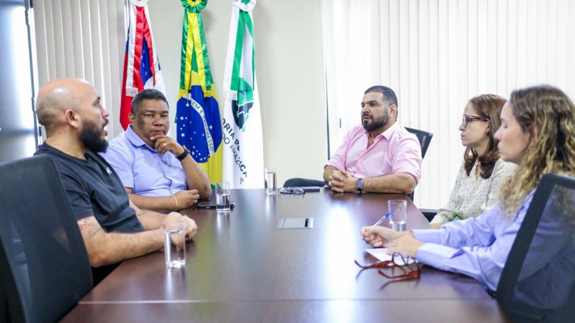A Defensoria Pública do Estado do Amazonas (DPE-AM) e o Amazonas Futebol Clube alinharam, nesta quarta-feira (12), estratégias para uma nova fase do projeto “Jogo Limpo”, iniciativa voltada à prevenção e ao combate às violências psicológicas e verbais no futebol de base. O projeto integra a atuação do Núcleo de Defesa da Criança e do Adolescente (Nudeca) junto aos clubes do estado, em parceria com a Federação Amazonense de Futebol (FAF).