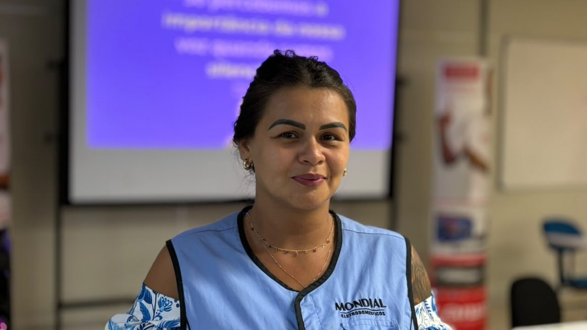 A idealização do amor, o início do relacionamento, as primeiras brigas, os primeiros sinais de que algo estava errado e, por fim, as agressões. Todas essas etapas foram vividas por Shaene Matos, de 34 anos, que reconheceu na palestra promovida pelo projeto “Jornada da Mulher na Indústria” da Defensoria Pública do Estado do Amazonas (DPE-AM) a história que vivenciou. Desde 2023, a iniciativa leva conscientização e debate sobre o tema da violência doméstica para trabalhadores de empresas do Distrito Industrial.