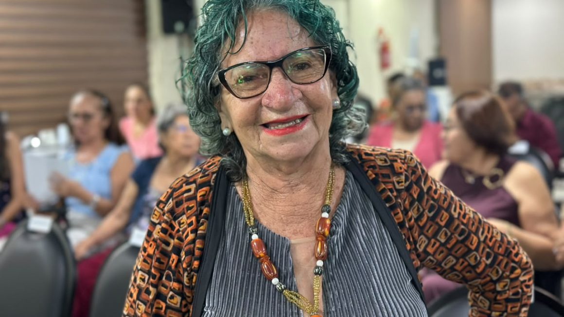 Emocionada, Jozina Péres, de 72 anos, relatou a felicidade de concluir o curso Defensor Digital 60+, projeto da Defensoria Pública do Amazonas (DPE-AM), realizado em parceria com a Fundação Universidade Aberta da Terceira Idade (FUnATI).
