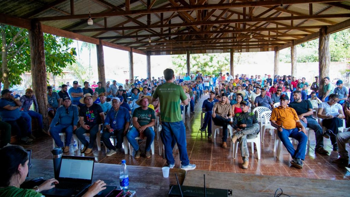 Mais de 5 mil famílias que vivem às margens da BR-319 serão beneficiadas com a regularização fundiária de seus imóveis. É para escutar os moradores da região que a Defensoria Pública do Estado do Amazonas (DPE-AM) realizou uma audiência pública, nesta segunda-feira (17/8), no Distrito de Realidade, localizado no km 590 da rodovia. Entre as demandas apresentadas pela população, o isolamento geográfico e a dificuldade de acesso a serviços básicos foram citados.