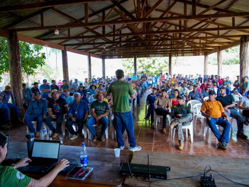 Mais de 5 mil famílias que vivem às margens da BR-319 serão beneficiadas com a regularização fundiária de seus imóveis. É para escutar os moradores da região que a Defensoria Pública do Estado do Amazonas (DPE-AM) realizou uma audiência pública, nesta segunda-feira (17/8), no Distrito de Realidade, localizado no km 590 da rodovia. Entre as demandas apresentadas pela população, o isolamento geográfico e a dificuldade de acesso a serviços básicos foram citados.