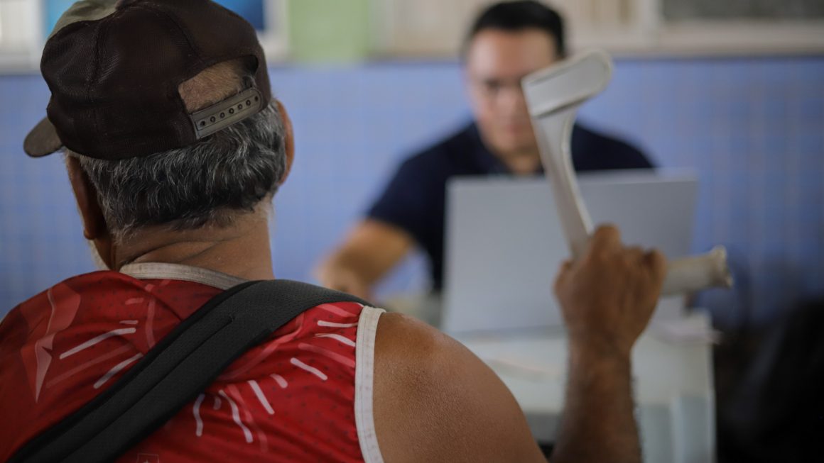 João*, de 65 anos, conta que vive em situação de rua há oito anos. Sem perspectiva de emprego e sem contato com a família, passou a dormir nas feiras de Manaus. Em maio deste ano, foi furtado e perdeu todos os documentos. Nesta terça-feira (18/8), conseguiu dar os primeiros passos para regularizar a situação. Ele foi atendido durante a ação “Rua com dignidade: Promoção e proteção de direitos humanos”, que reuniu as Defensorias Públicas do Amazonas (DPE-AM) e da União (DPU), no Centro de Convivência da Família Magdalena Arce Daou, no bairro Santo Antônio, zona oeste de Manaus. Os atendimentos da iniciativa foram prioritariamente destinados a pessoas em situação de rua.