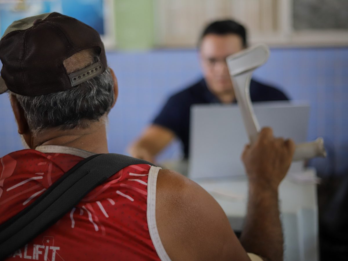 João*, de 65 anos, conta que vive em situação de rua há oito anos. Sem perspectiva de emprego e sem contato com a família, passou a dormir nas feiras de Manaus. Em maio deste ano, foi furtado e perdeu todos os documentos. Nesta terça-feira (18/8), conseguiu dar os primeiros passos para regularizar a situação. Ele foi atendido durante a ação “Rua com dignidade: Promoção e proteção de direitos humanos”, que reuniu as Defensorias Públicas do Amazonas (DPE-AM) e da União (DPU), no Centro de Convivência da Família Magdalena Arce Daou, no bairro Santo Antônio, zona oeste de Manaus. Os atendimentos da iniciativa foram prioritariamente destinados a pessoas em situação de rua.