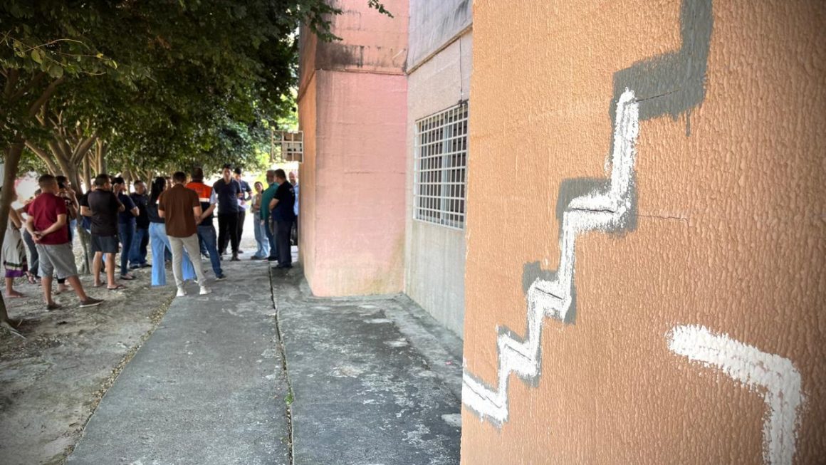 Há um mês, Cassiano Garcia, de 33 anos, passou a conviver com o medo de que o prédio onde mora desabasse. A rachadura no quarto se agravou a ponto de permitir a entrada de luz do lado de fora. Ele esteve entre os moradores do Bloco 21 do Residencial Ozias Monteiro I, no bairro Cidade Nova, zona norte de Manaus, que acompanharam, nesta quarta-feira (19/8), uma visita técnica articulada pela Defensoria Pública do Amazonas (DPE-AM), com a participação de órgãos do Estado e do Município e da construtora responsável pelo edifício, para avaliar as condições estruturais e de segurança do prédio.