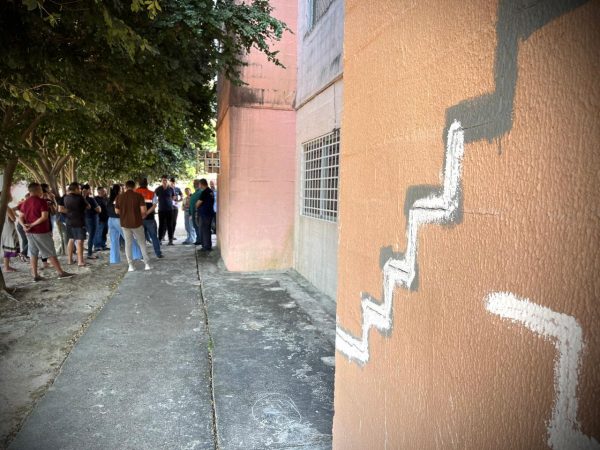 Moradores temem desabamento após rachaduras em residencial de Manaus