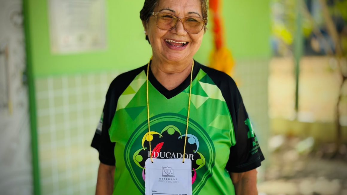 Aprender a solicitar uma corrida de aplicativo e fazer chamadas de vídeo são alguns dos objetivos de Maria do Rosário, de 69 anos, que participou, nesta quarta-feira (19), da primeira aula da nova turma do curso “Defensor Digital 60+”. A iniciativa é uma realização da Defensoria Pública do Estado do Amazonas (DPE-AM) em parceria com a Fundação Universidade Aberta da Terceira Idade (FUnATI).