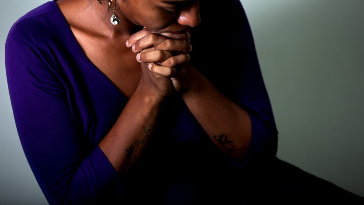 No mês que marca os 20 anos da Lei Maria da Penha, a legislação de proteção às mulheres passa por mudanças e amplia o alcance das medidas protetivas para fora do ambiente doméstico. Por unanimidade, o Supremo Tribunal Federal (STF) decidiu, nesta quarta-feira (18/8), ampliar os efeitos da lei e determinou que, a partir de agora, as medidas protetivas de urgência previstas na Lei Maria da Penha sejam concedidas em qualquer situação de violência contra a mulher, mesmo quando o agressor não mantiver nenhum tipo de vínculo com a vítima.