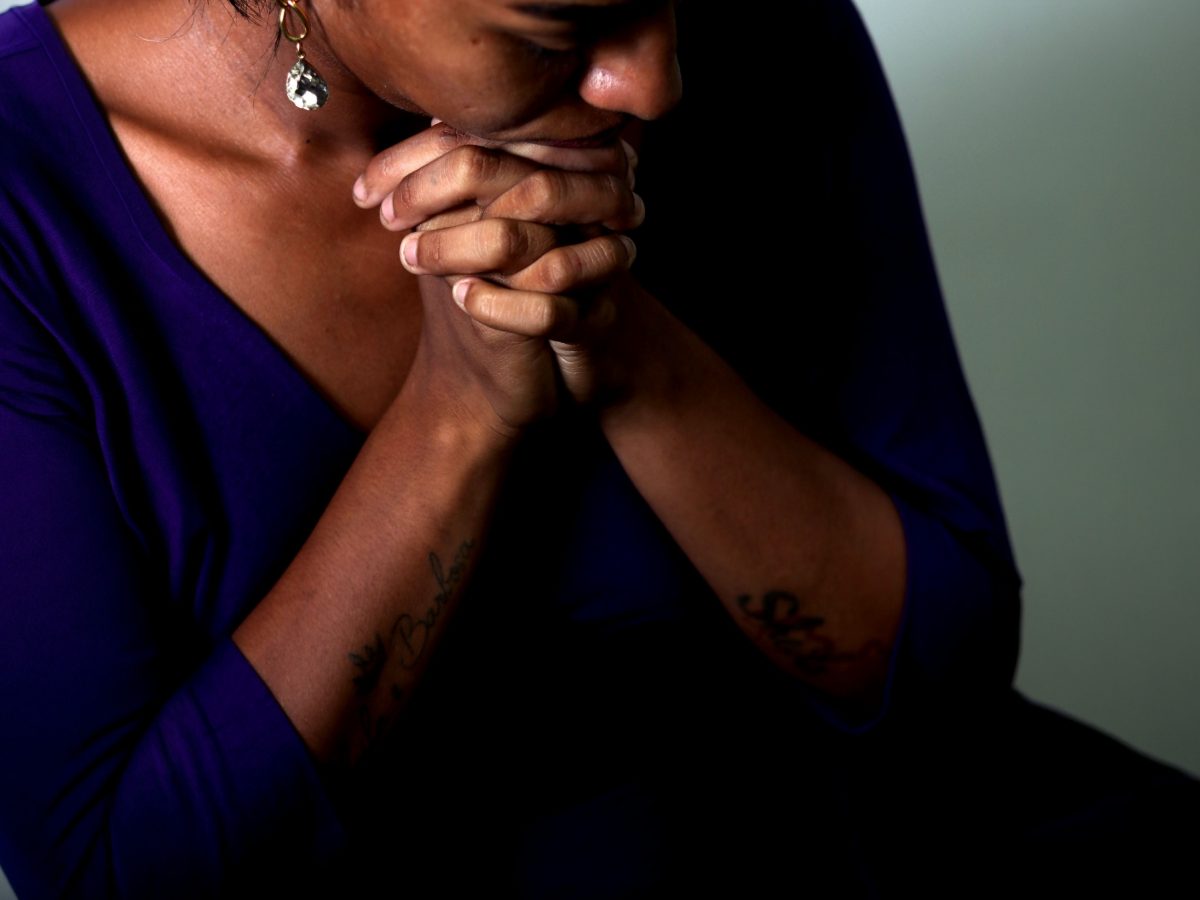 No mês que marca os 20 anos da Lei Maria da Penha, a legislação de proteção às mulheres passa por mudanças e amplia o alcance das medidas protetivas para fora do ambiente doméstico. Por unanimidade, o Supremo Tribunal Federal (STF) decidiu, nesta quarta-feira (18/8), ampliar os efeitos da lei e determinou que, a partir de agora, as medidas protetivas de urgência previstas na Lei Maria da Penha sejam concedidas em qualquer situação de violência contra a mulher, mesmo quando o agressor não mantiver nenhum tipo de vínculo com a vítima.