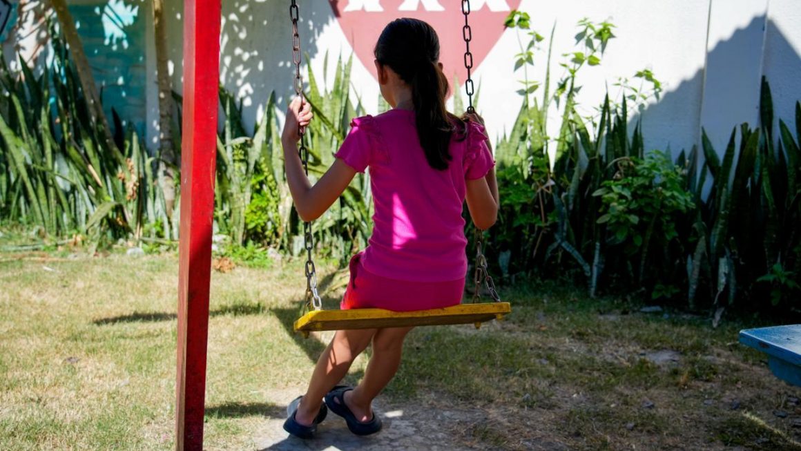 Uma iniciativa criada no Amazonas para atendimento especializado a crianças e adolescentes que perderam as mães em decorrência do feminicídio conquistou mais um reconhecimento nacional. O projeto “Órfãos do Feminicídio”, da Defensoria Pública do Estado do Amazonas (DPAM), está entre as quatro experiências premiadas em 2026 com o Selo FBSP de Práticas Inovadoras de Enfrentamento à Violência contra as Mulheres, concedido pelo Fórum Brasileiro de Segurança Pública (FBSP).