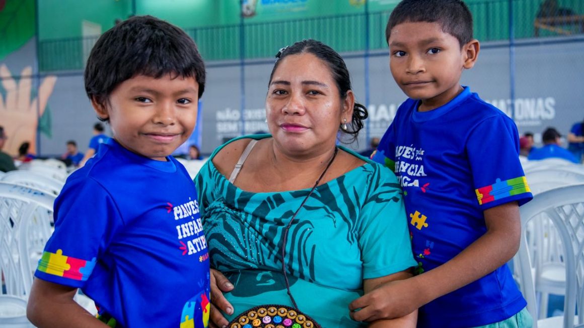 A Defensoria Pública do Estado do Amazonas (DPAM) encerrou, em Maués, mais uma edição do Mutirão Previdenciário, ação que, ao longo de quatro dias de atendimento, garantiu assistência a 400 pessoas do município. Realizado em parceria com o Instituto Nacional do Seguro Social (INSS) e a Prefeitura de Maués, o mutirão reuniu defensores públicos, equipe médica e servidores para atender moradores da sede e da zona rural que aguardavam, muitos deles há anos, a regularização de benefícios previdenciários e assistenciais.
