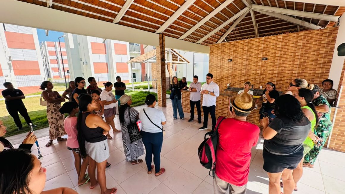 Há três meses, dona Maria Fontes, de 73 anos, espera a chegada da conta de energia com ansiedade. Entre junho e agosto, o aumento superou os R$ 450. Sem acesso a nenhum tipo de tarifa social, as contas têm impactado diretamente no orçamento mensal da idosa. É para ajudar e orientar moradores nessa situação que a Defensoria Pública do Estado do Amazonas (DPAM) lança o projeto “Casa Acesa”, que tem a finalidade de diagnosticar, planejar e coordenar as ações institucionais voltadas à garantia do acesso às tarifas sociais de energia elétrica e ao abastecimento de água de famílias beneficiárias de programas habitacionais.