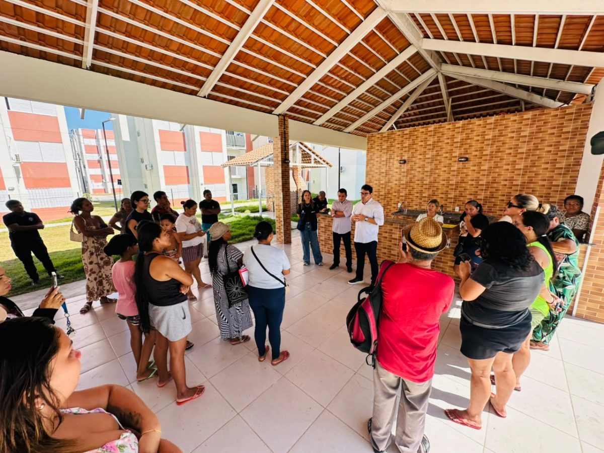 Há três meses, dona Maria Fontes, de 73 anos, espera a chegada da conta de energia com ansiedade. Entre junho e agosto, o aumento superou os R$ 450. Sem acesso a nenhum tipo de tarifa social, as contas têm impactado diretamente no orçamento mensal da idosa. É para ajudar e orientar moradores nessa situação que a Defensoria Pública do Estado do Amazonas (DPAM) lança o projeto “Casa Acesa”, que tem a finalidade de diagnosticar, planejar e coordenar as ações institucionais voltadas à garantia do acesso às tarifas sociais de energia elétrica e ao abastecimento de água de famílias beneficiárias de programas habitacionais.
