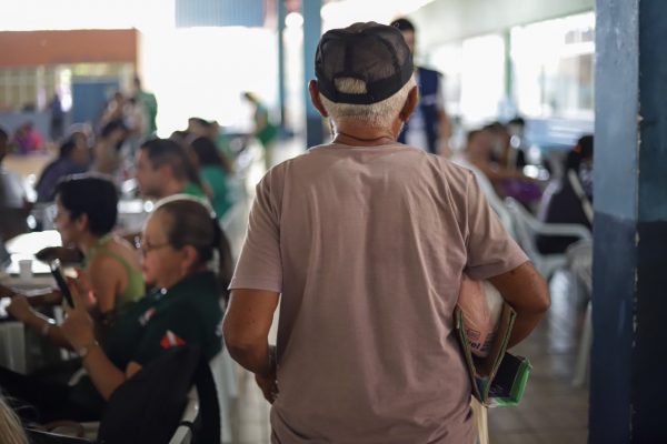 Após atuação da Defensoria Pública, estabelecimento retira expressão etarista