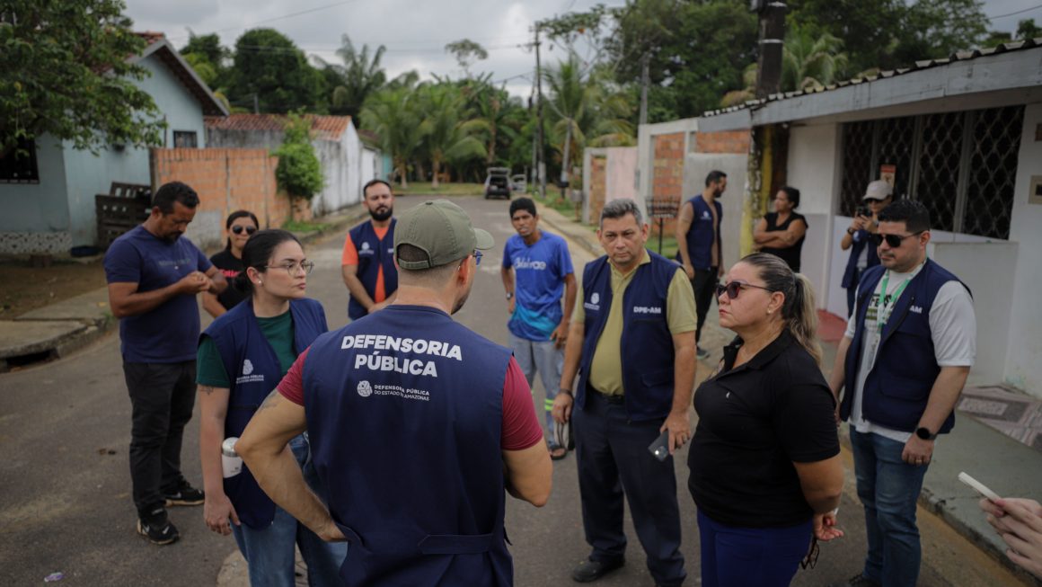 Oito anos após a entrega do Residencial Maria Zeneide, moradores relatam alagamentos provocados pelo esgoto e dificuldades de acesso a transporte, educação e saúde
