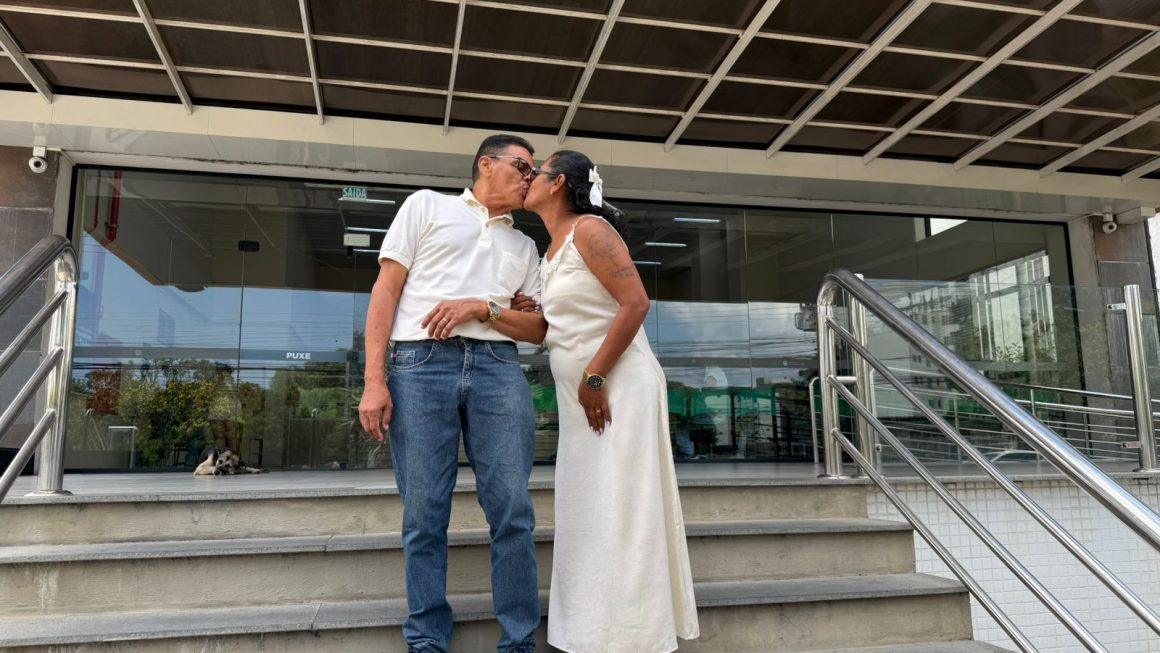 A história de união dos cearenses Lúcia Helena e José Aires se entrelaça à trajetória que construíram em Manaus. Juntos há 40 anos e vivendo há 37 na capital amazonense, o casal encontrou na Defensoria Pública do Estado do Amazonas (DPAM) o apoio necessário para realizar um sonho que carregavam por anos: o reconhecimento da união estável.